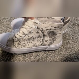 Akedo Lord of the Rings White Middle Earth Map Print Sneakers Size 7
